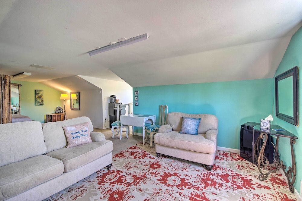 Waterfront Villa With Deck & Dolphin Watching!