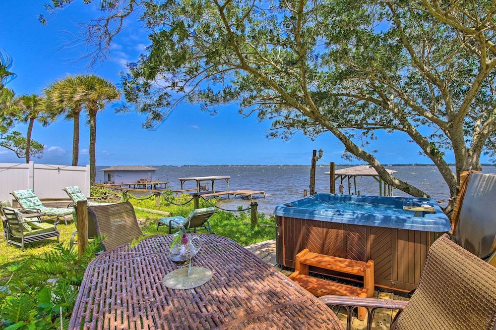 Waterfront Villa With Deck & Dolphin Watching!