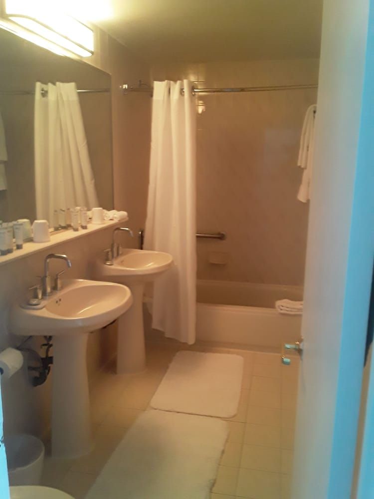 Garden Inn & Suites Deluxe Suite 2