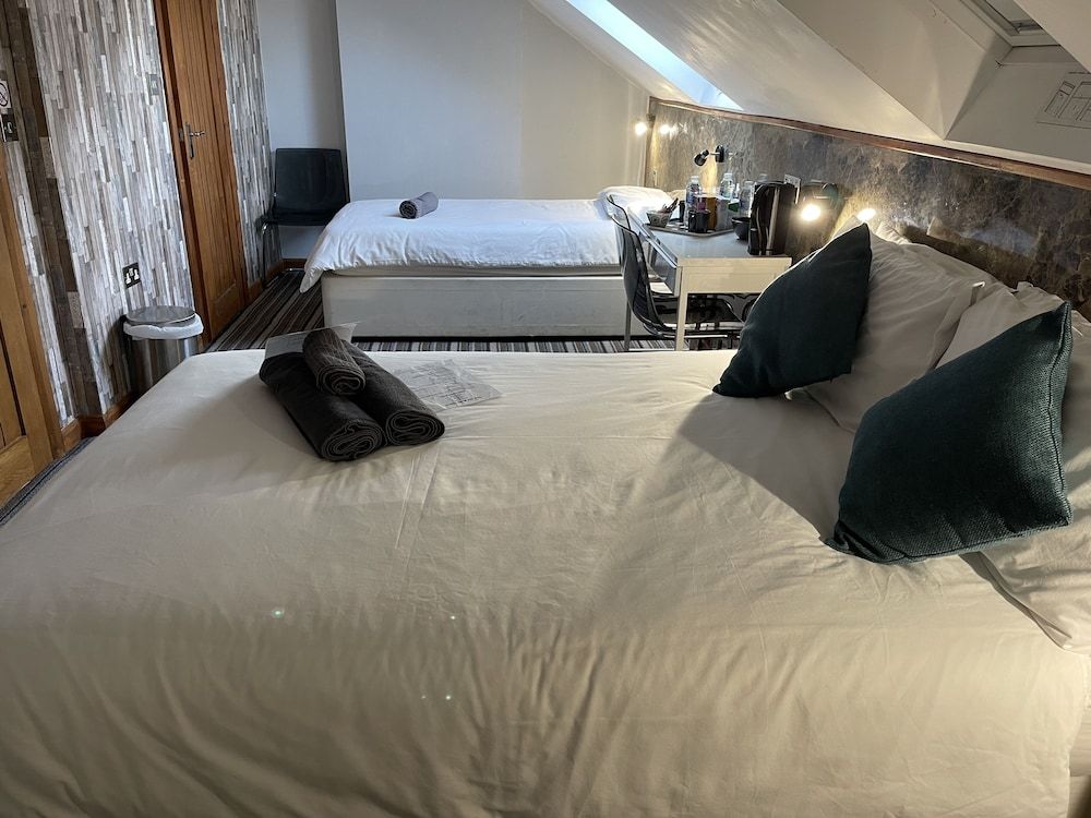 Six Bells Hotels Triple Room 2