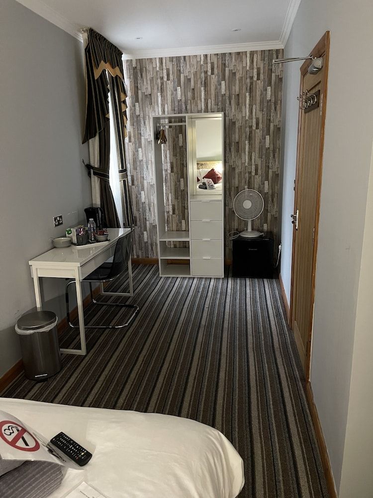 Six Bells Hotels Single Room 3