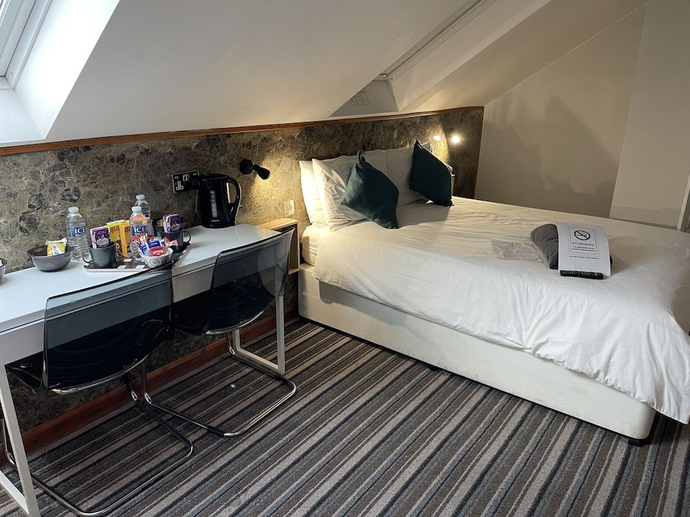 Six Bells Hotels Triple Room 3