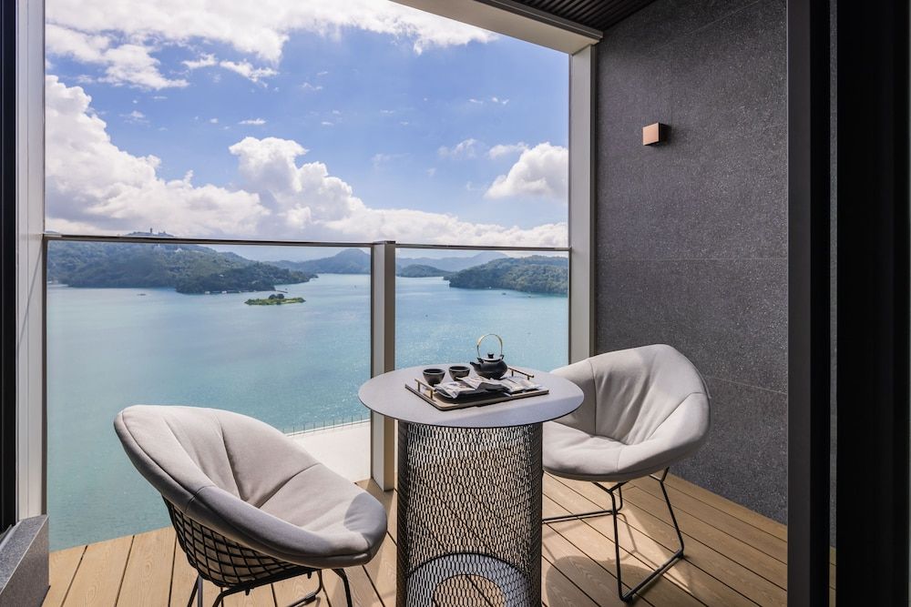 Prime Deluxe King Room with lake view    (6F~7F)