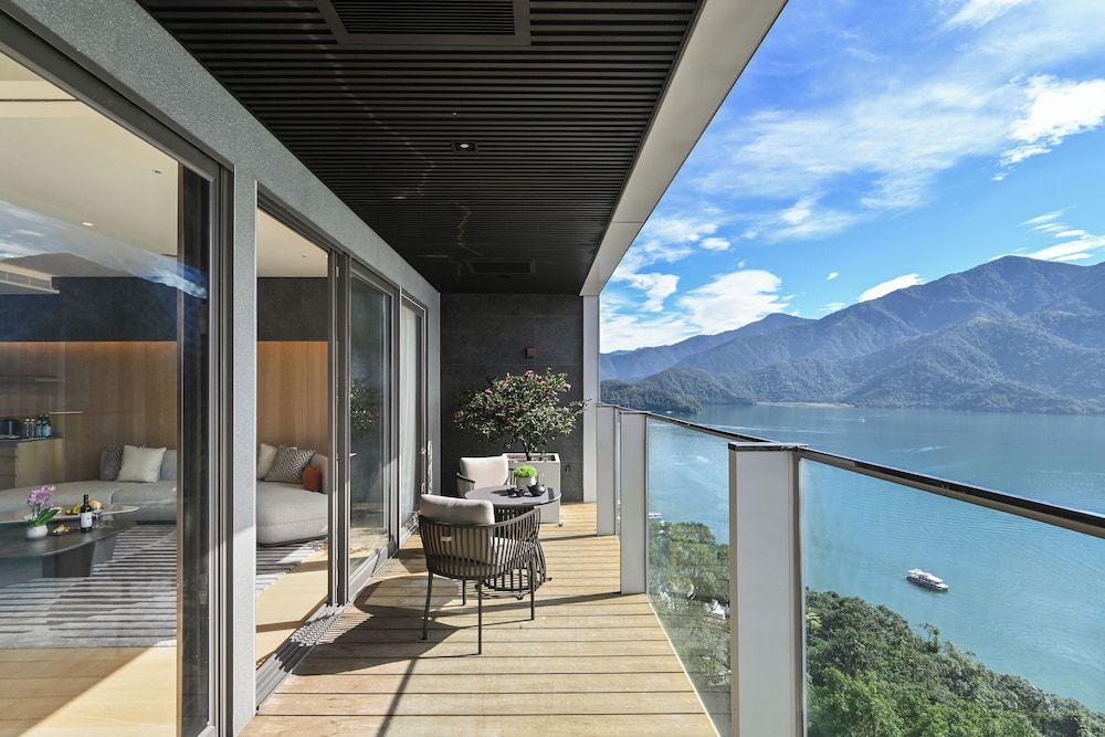 Deluxe Suite, Lake View