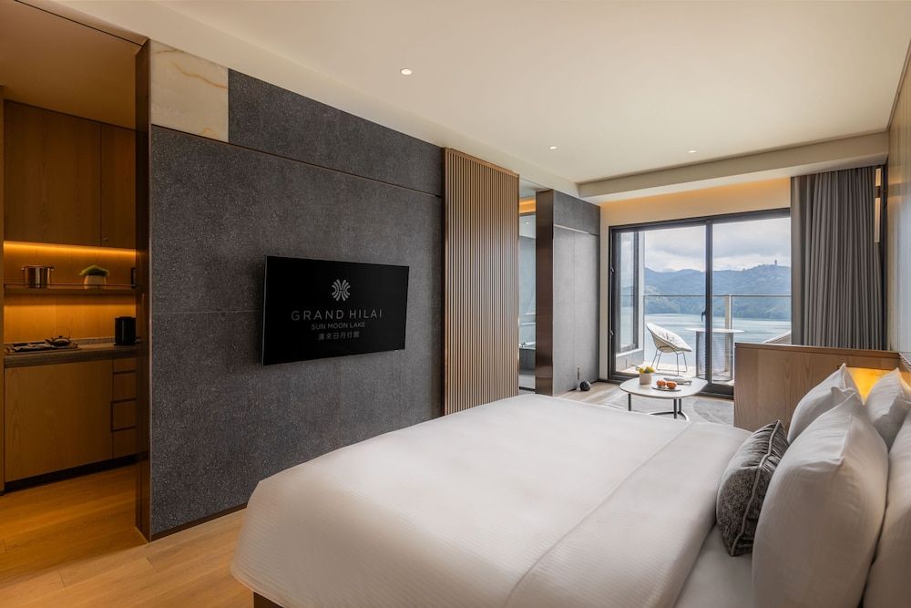Prime Deluxe King Room with lake view    (6F~7F)