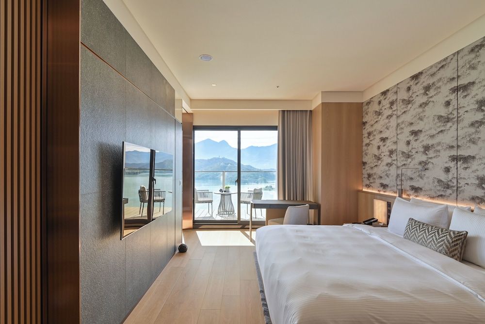 Deluxe Suite, Lake View