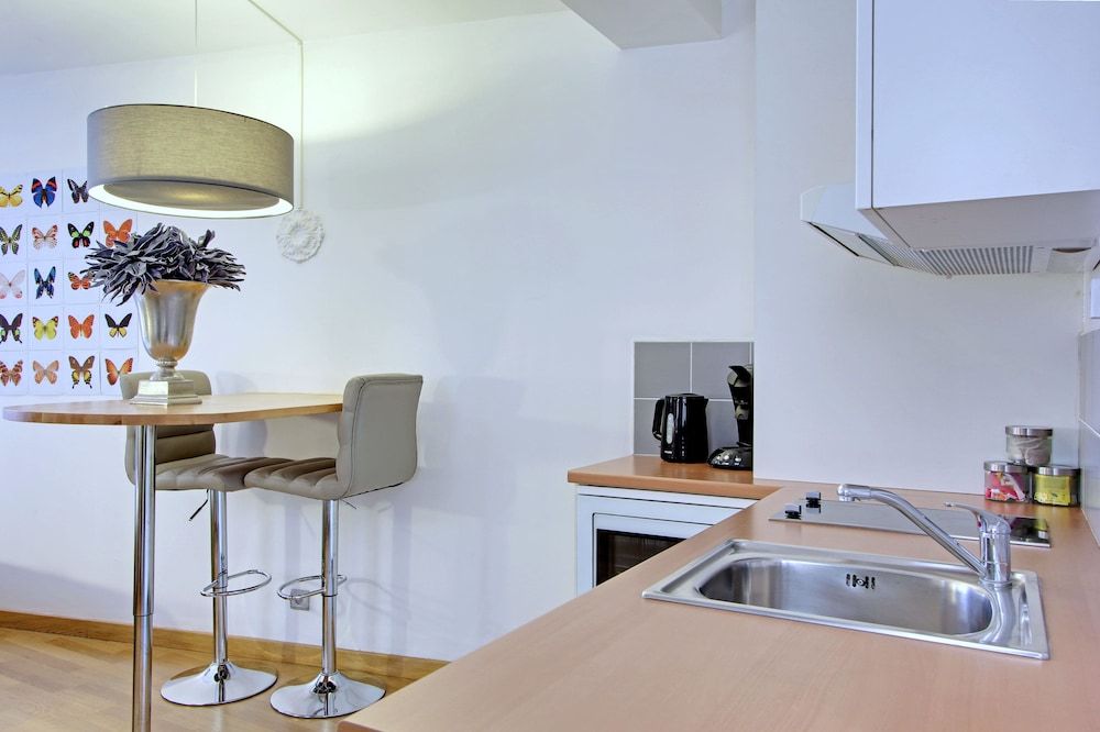 Short Stay Group Museum View Serviced Apartments Studio, 2 Twin Beds