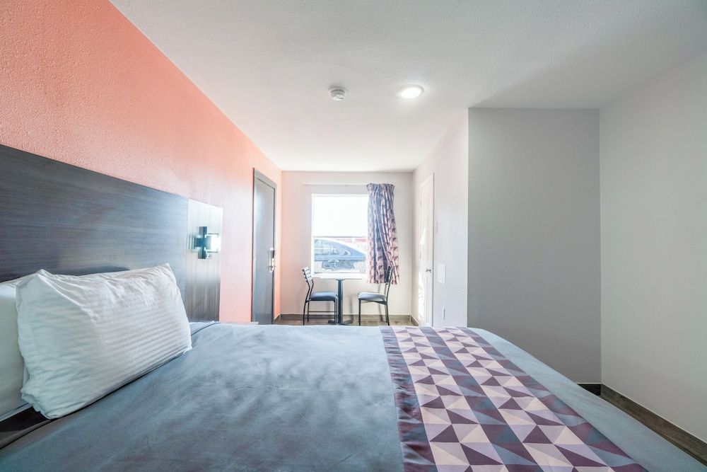 Royal Inn by OYO Room, 1 King Bed, Non Smoking 3