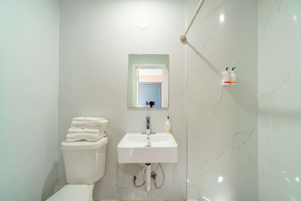 Royal Inn by OYO Room, 1 King Bed, Non Smoking 6