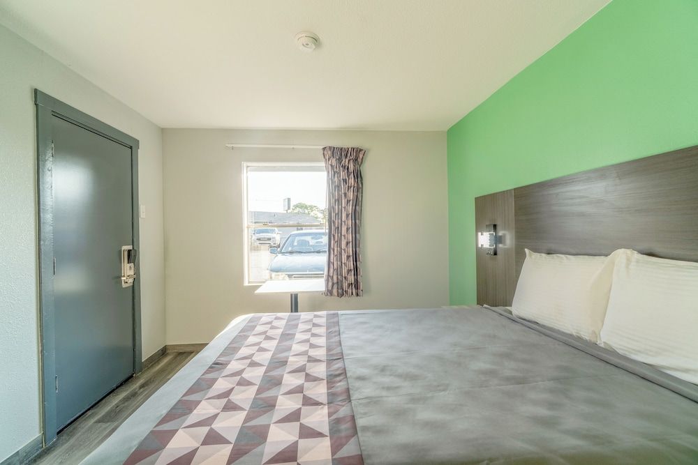 Royal Inn by OYO Room, 1 Queen Bed, Non Smoking 4