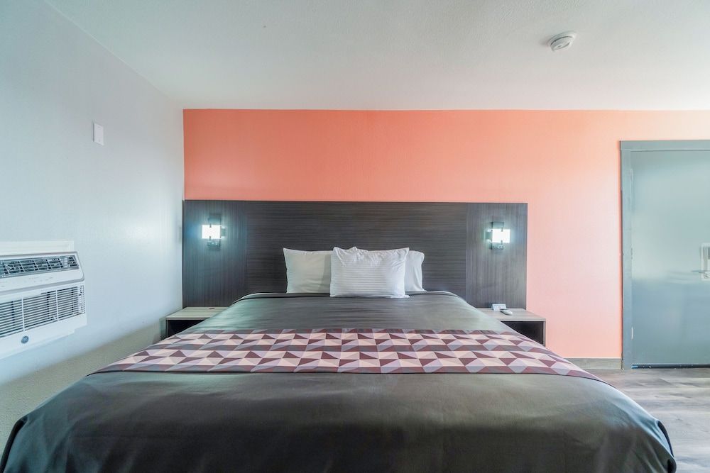 Royal Inn by OYO Room, 1 King Bed, Non Smoking 4