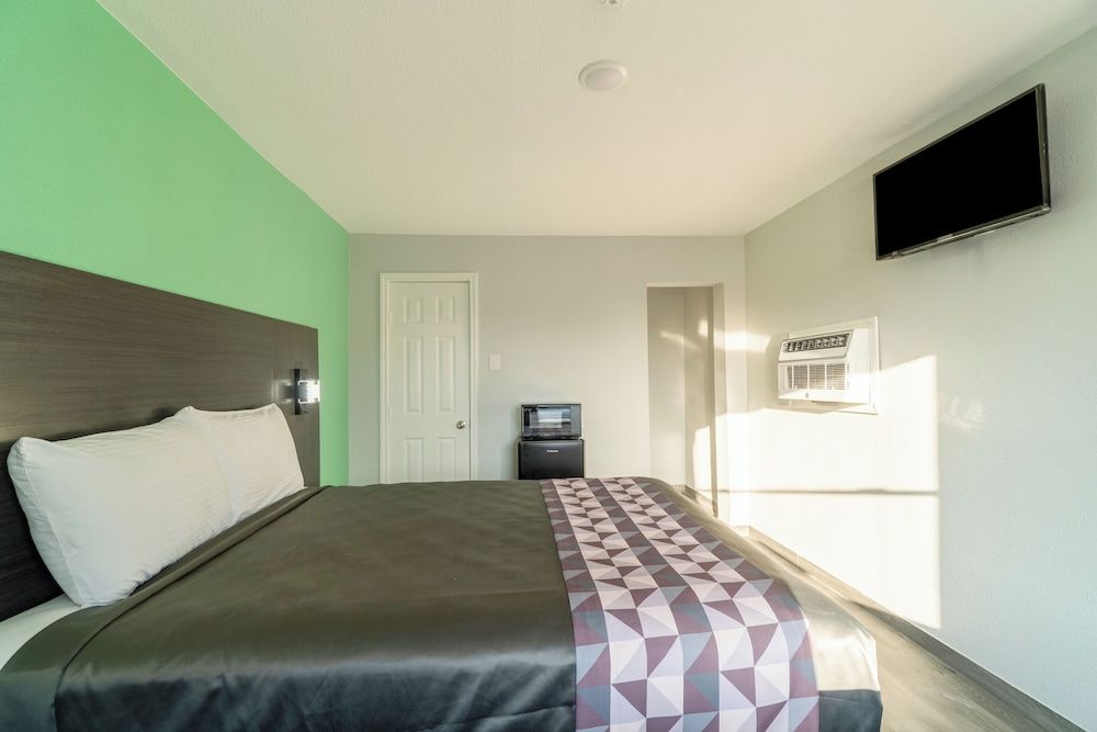 Royal Inn by OYO Room, 1 Queen Bed, Non Smoking 5