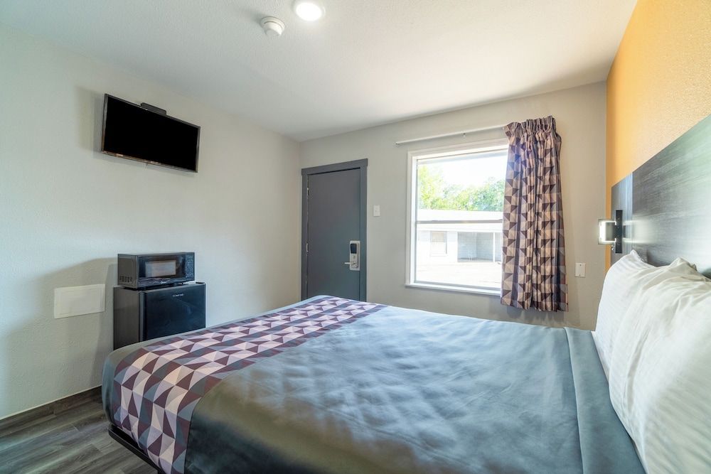 Royal Inn by OYO Room, 1 Queen Bed, Non Smoking 24