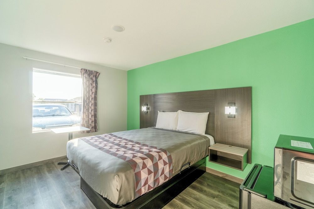 Royal Inn by OYO Room, 1 Queen Bed, Non Smoking 2