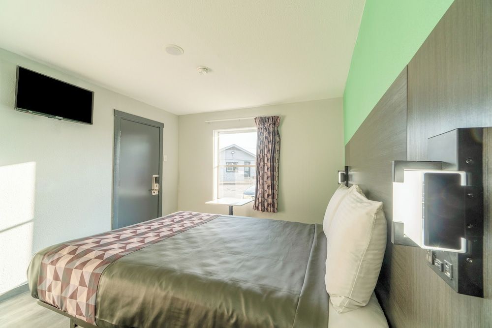 Royal Inn by OYO Room, 1 Queen Bed, Non Smoking 3