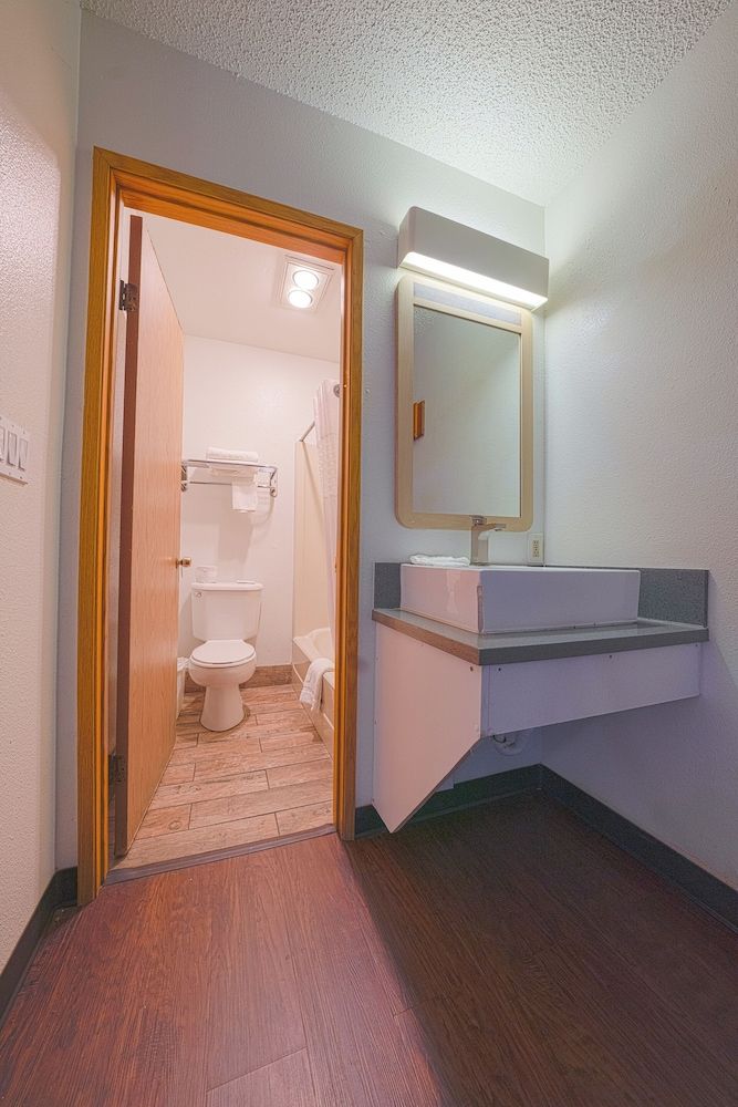 Budget Inn Gladstone By OYO - Portland/Clackamas Premium Room, 1 King Bed, Kitchenette 8