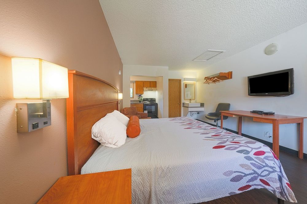 Budget Inn Gladstone By OYO - Portland/Clackamas Premium Room, 1 King Bed, Kitchenette 2