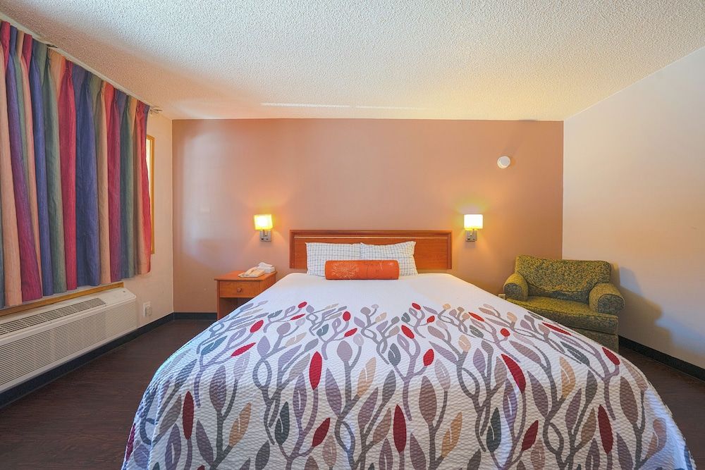 Budget Inn Gladstone By OYO - Portland/Clackamas Room, 1 King Bed, Non Smoking