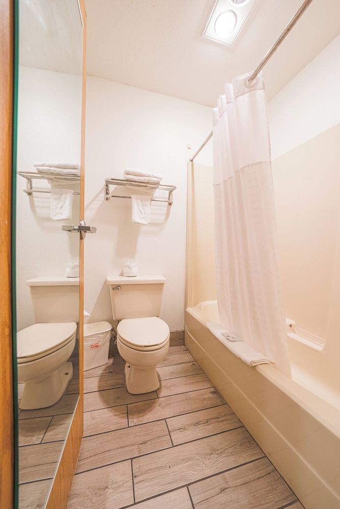 Budget Inn Gladstone By OYO - Portland/Clackamas Room, 1 King Bed, Non Smoking 10