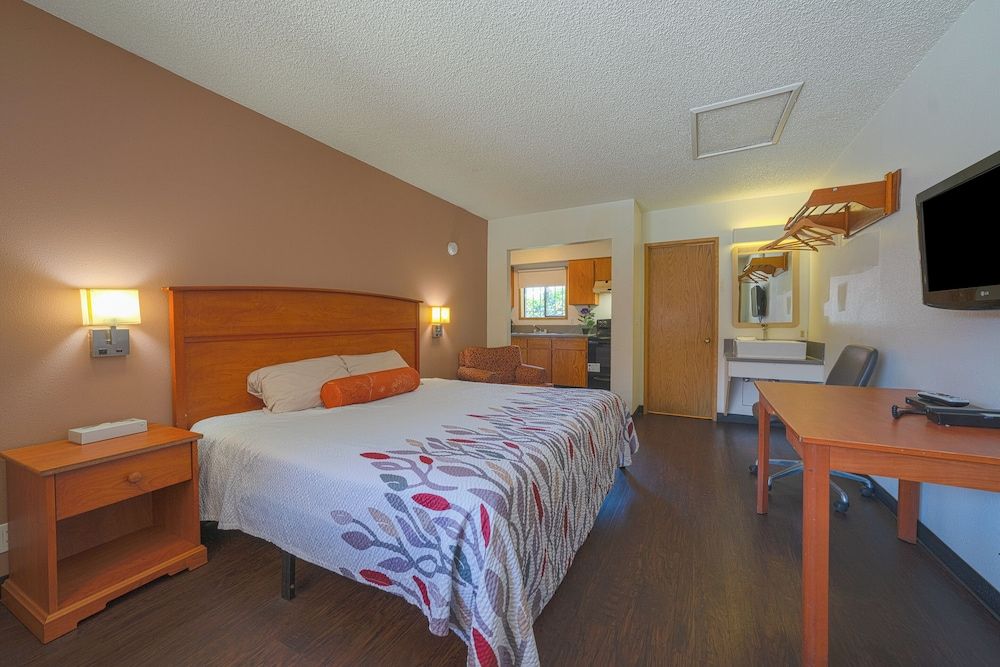 Budget Inn Gladstone By OYO - Portland/Clackamas Premium Room, 1 King Bed, Kitchenette