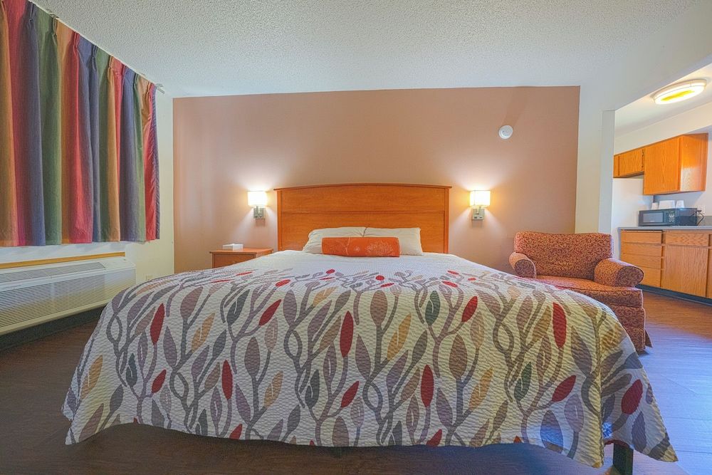 Budget Inn Gladstone By OYO - Portland/Clackamas Premium Room, 1 King Bed, Kitchenette 4