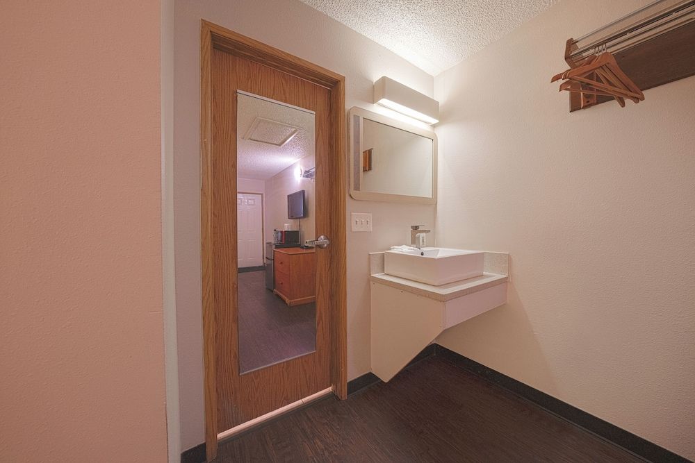 Budget Inn Gladstone By OYO - Portland/Clackamas Room, 1 King Bed, Non Smoking 8