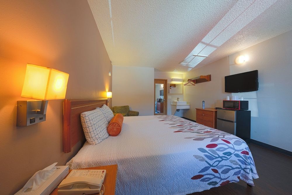 Budget Inn Gladstone By OYO - Portland/Clackamas Room, 1 King Bed, Non Smoking 5