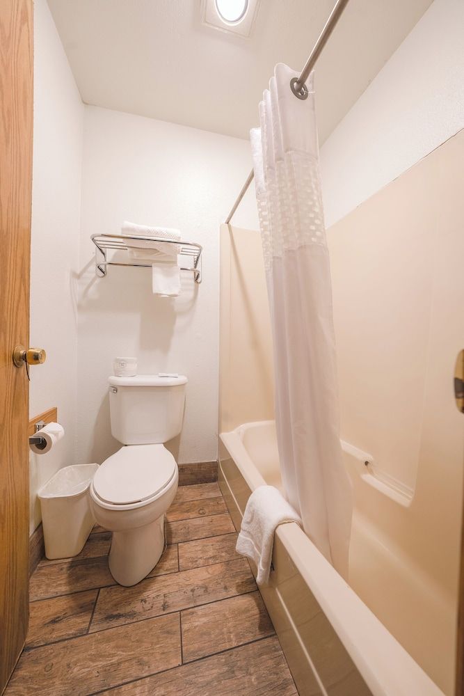 Budget Inn Gladstone By OYO - Portland/Clackamas Premium Room, 1 King Bed, Kitchenette 7