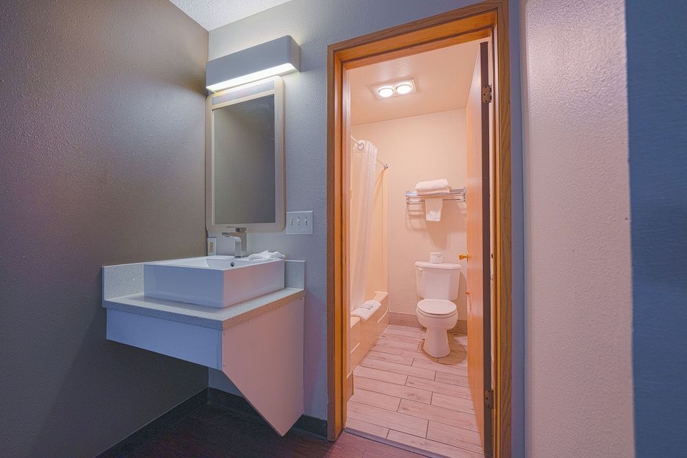 Budget Inn Gladstone By OYO - Portland/Clackamas Premium Room, 2 Queen Beds, Kitchenette 7