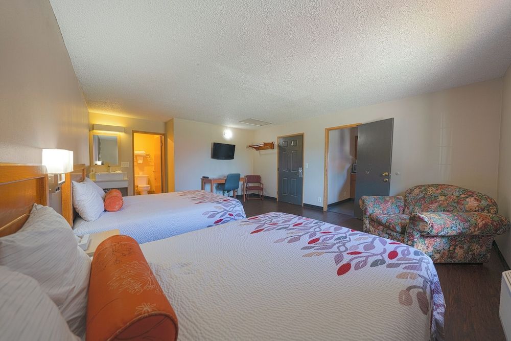 Budget Inn Gladstone By OYO - Portland/Clackamas Premium Room, 2 Queen Beds, Kitchenette 4