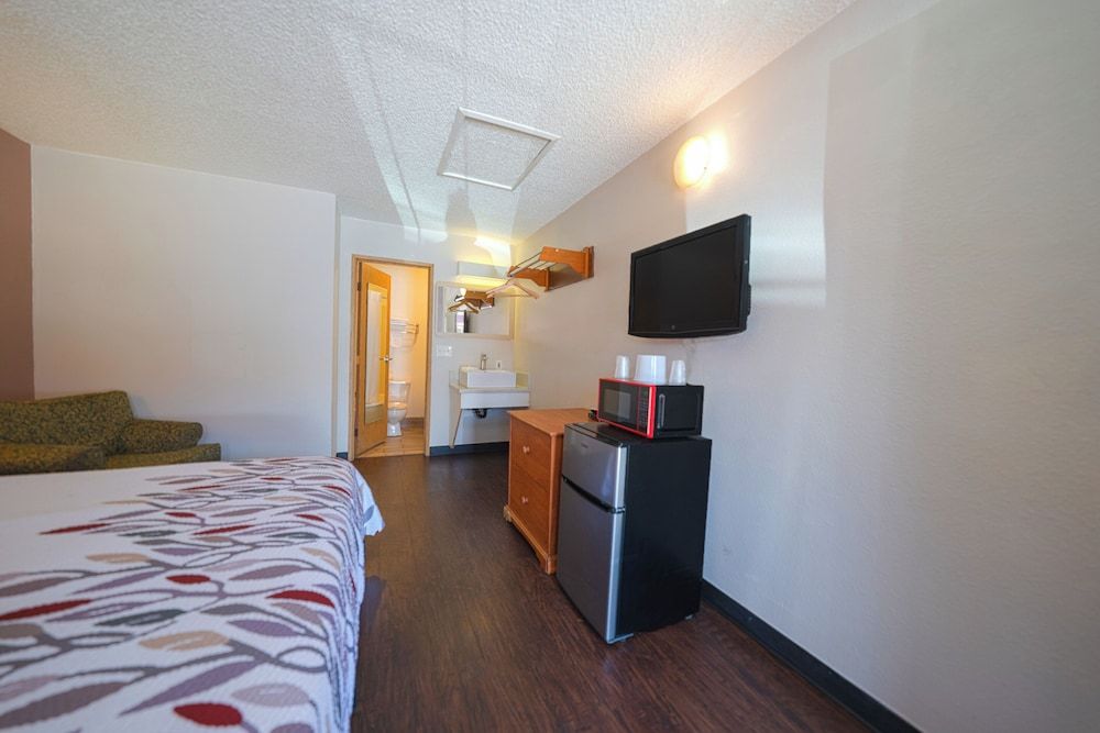 Budget Inn Gladstone By OYO - Portland/Clackamas Room, 1 King Bed, Non Smoking 4