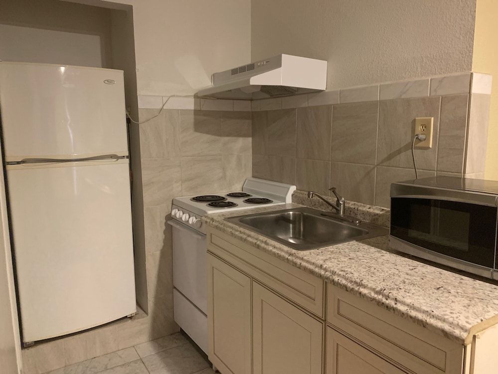 Basic Room, 1 King Bed, Smoking, Kitchenette