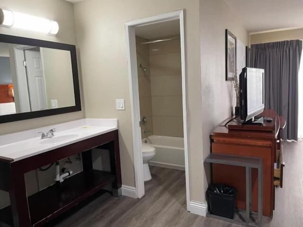 Bel Air Motor Hotel Standard Room 6