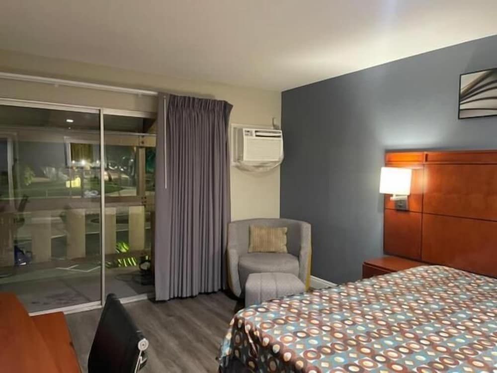 Bel Air Motor Hotel Standard Room 2