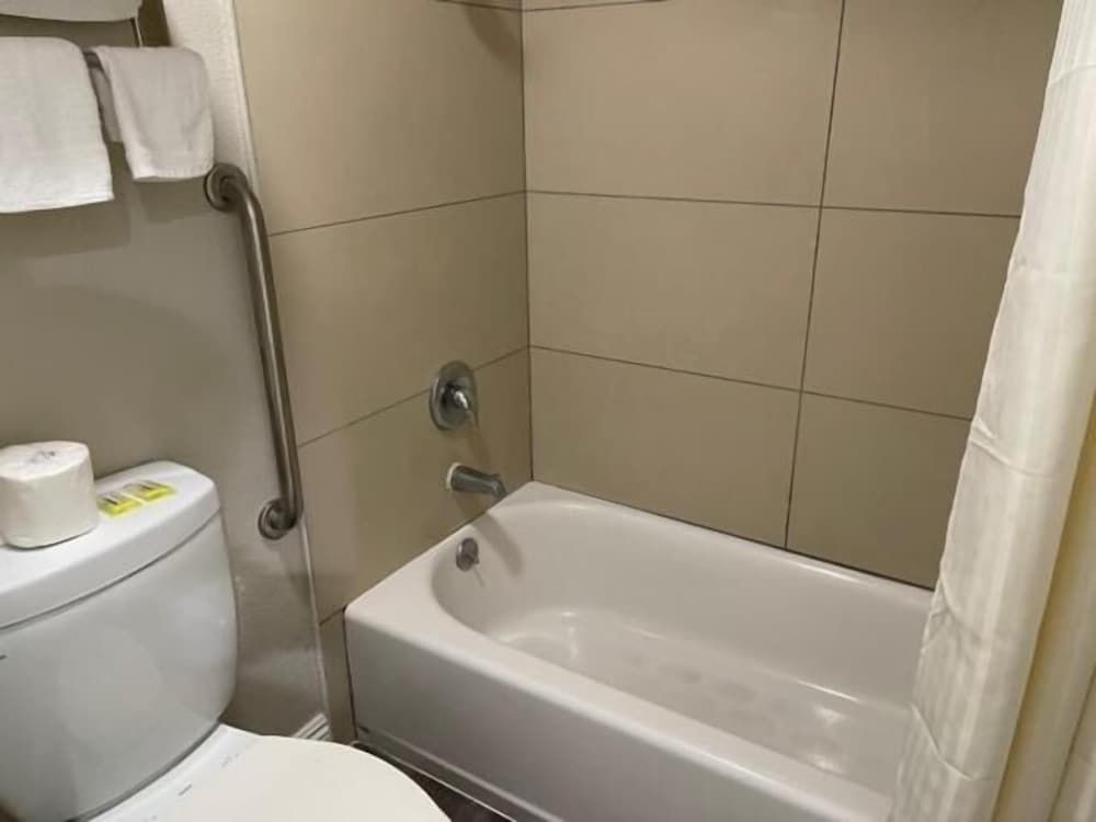 Bel Air Motor Hotel Standard Double Room, 2 Queen Beds 3