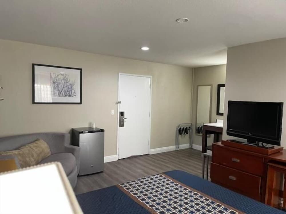 Bel Air Motor Hotel Standard Room 5