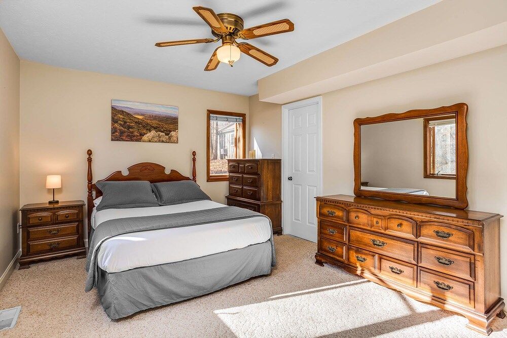 Love Ridge Mountain Lodging Sherando Cabin. 3 + Bedrooms, Hot Tub, Mountain View