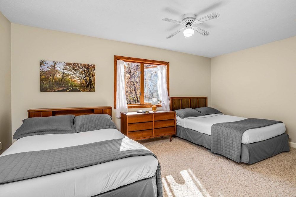 Love Ridge Mountain Lodging Sherando Cabin. 3 + Bedrooms, Hot Tub, Mountain View 2