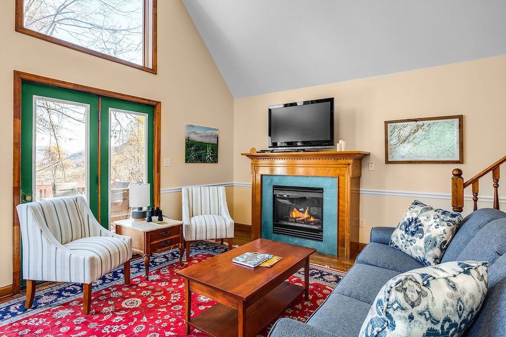 Love Ridge Mountain Lodging Sherando Cabin. 3 + Bedrooms, Hot Tub, Mountain View 7