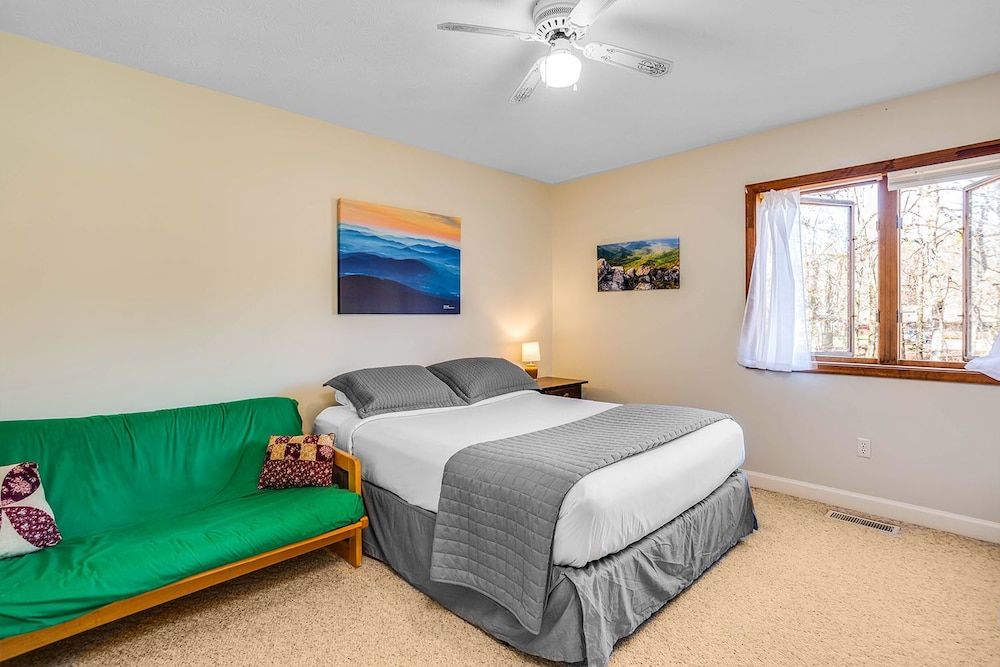 Love Ridge Mountain Lodging Sherando Cabin. 3 + Bedrooms, Hot Tub, Mountain View 3