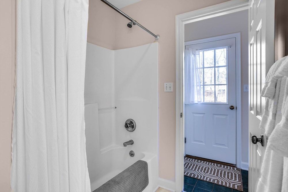 Love Ridge Mountain Lodging Sherando Cabin. 3 + Bedrooms, Hot Tub, Mountain View 4