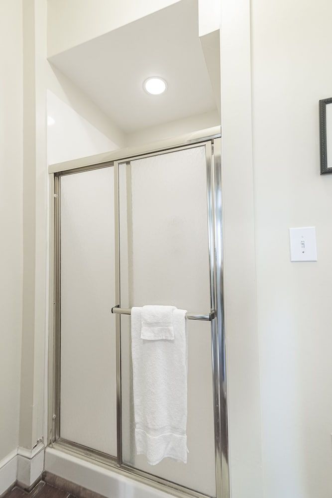 Light Horse Inn Deluxe Studio Suite, 1 King Bed 7