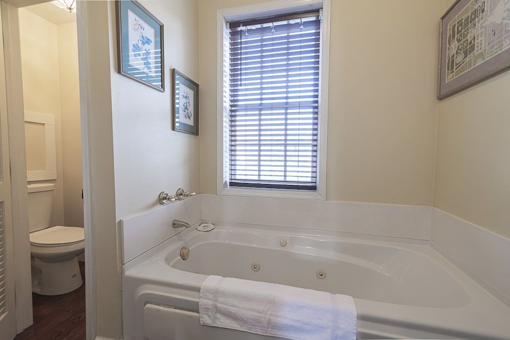 Light Horse Inn Deluxe Studio Suite, 1 King Bed 6