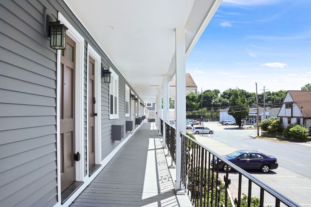 The Beverly King Suite 6