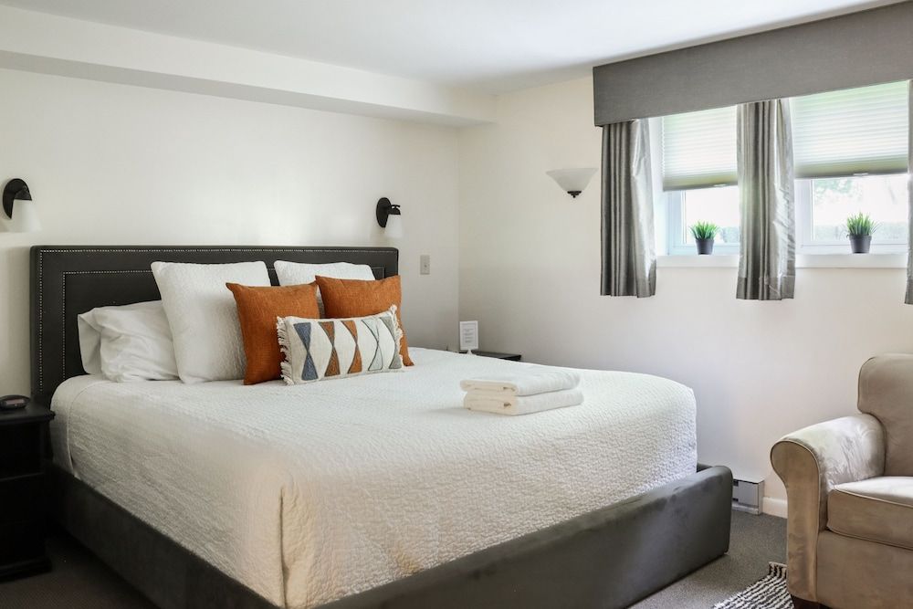 The Beverly Studio King- Basement Level 3