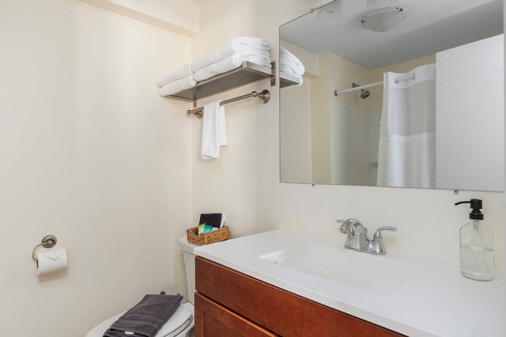 The Beverly King Suite 9