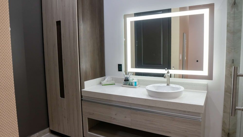 SureStay Hotel by Best Western Houston Southeast Standard Room, 1 King Bed, Non Smoking, Kitchenette 9