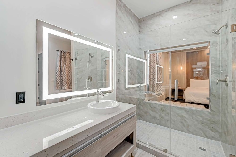 SureStay Hotel by Best Western Houston Southeast Standard Room, 1 King Bed, Non Smoking, Kitchenette 8