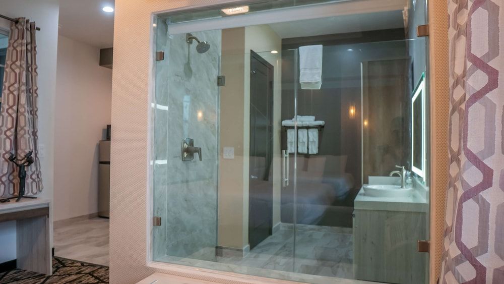 SureStay Hotel by Best Western Houston Southeast Standard Room, 1 King Bed, Non Smoking, Kitchenette 10