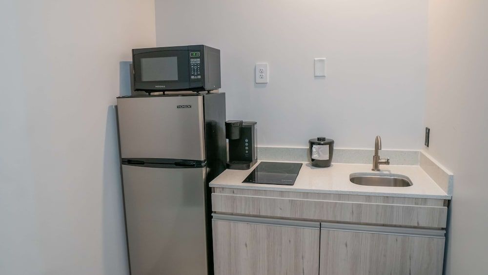 SureStay Hotel by Best Western Houston Southeast Standard Room, 1 King Bed, Non Smoking, Kitchenette 11